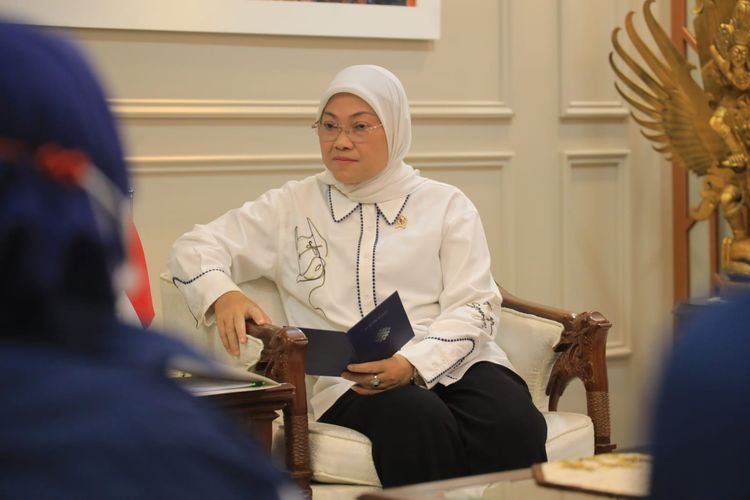 Menteri Ketenagakerjaan (Menaker) Ida Fauziyah saat menerima audiensi pengurus pimpinan pusat Federasi Buruh Migran Nusantara (F-Buminu) Sarbumusi di Jakarta, Rabu (12/4/2023).
