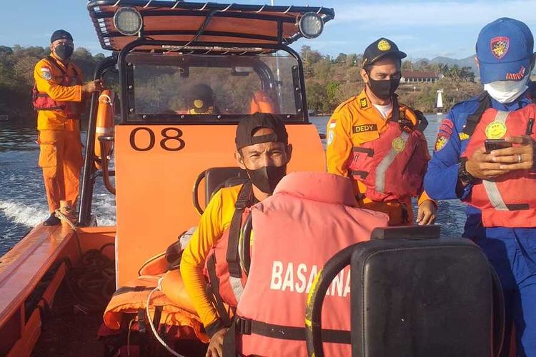 7 orang korban kapal tenggelam di Perairan Pulau Moyo ditemukan selamat setelah terdampar di Pantai Oilancong.