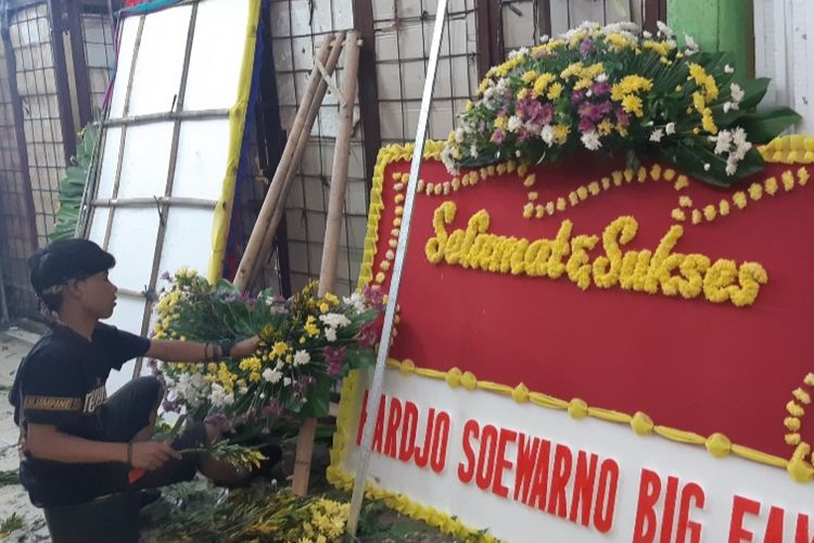 Salah satu karangan bunga di Pasar Bunga Rawa Belong sedang dikerjakan jelang pelantikan presiden dan wakil presiden pada Minggu (20/10/2019)
