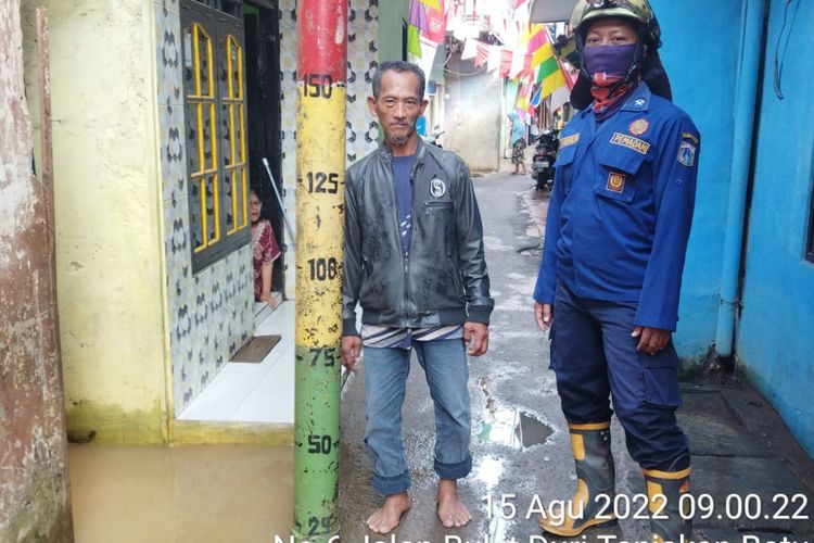 Banjir yang merendam RW 004 dan RW 005 Kelurahan Kampung Melayu atau biasa disebut wilayah Kebon Pala, Jatinegara, Jakarta Timur, surut pada Senin (15/8/2022) siang.