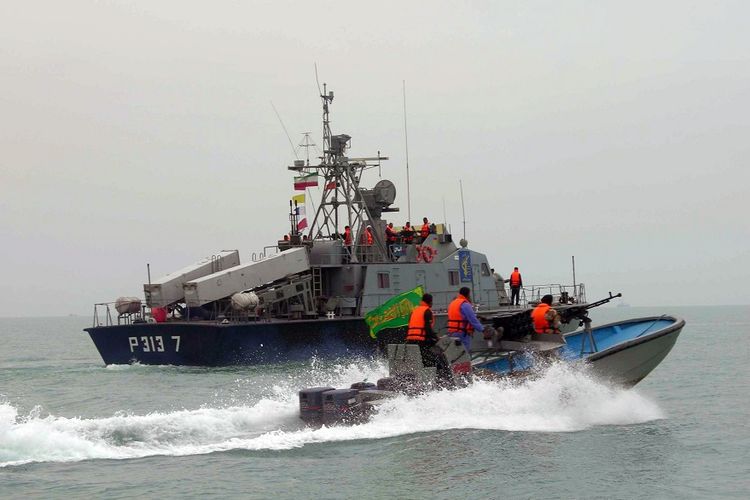 Foto yang diambil pada 2006, memperlihatkan pasukan Garda Revolusi Iran menaiki perahu di samping kapal perang Iran di perairan Teluk. 