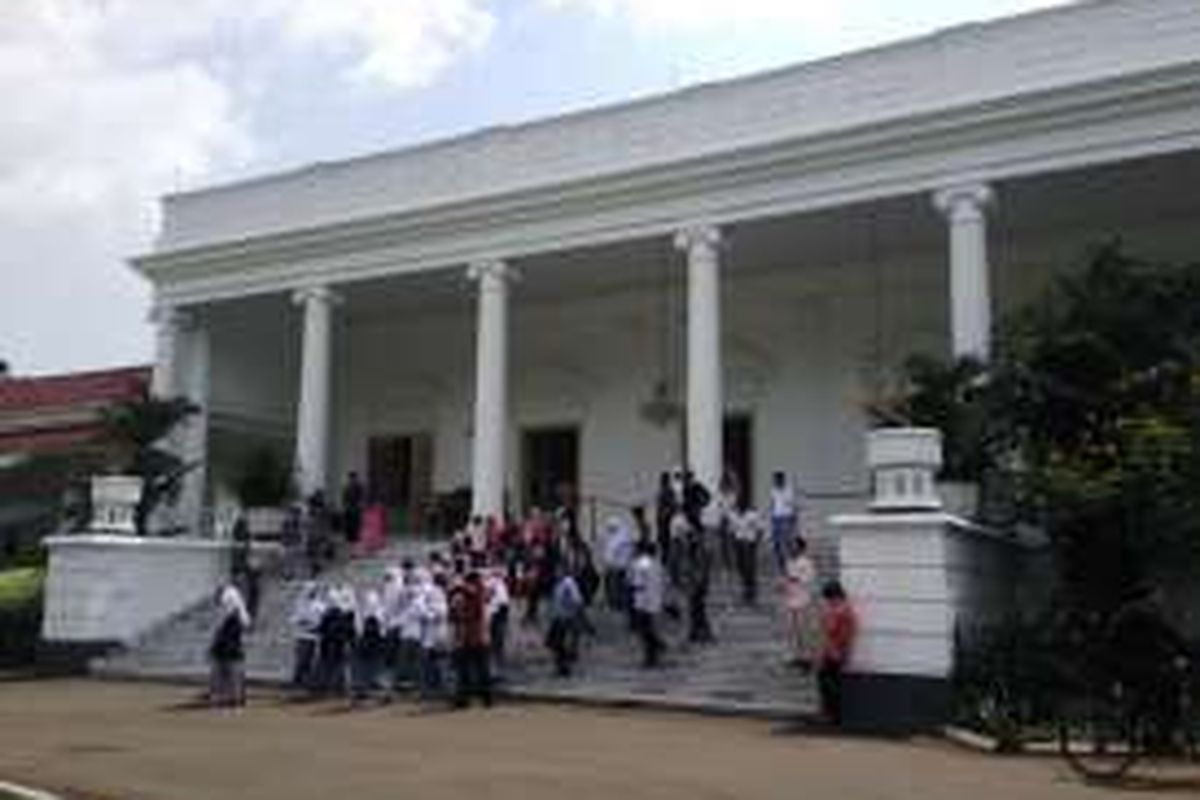 Wisatawan yang sedang menikmati tur keliling Istana Kepresidenan RI di Bogor, dalam acara Istana Untuk Rakyat (Istara) 2016.