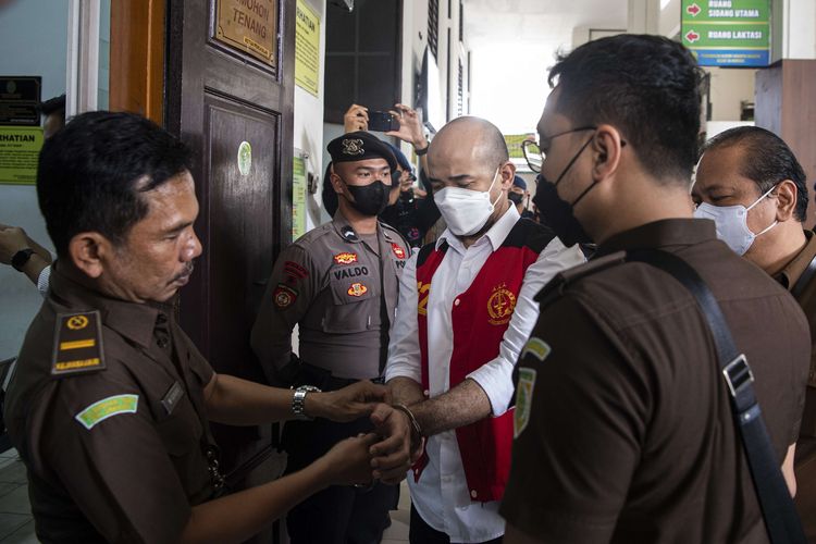Terdakwa kasus perintangan penyidikan pada kasus pembunuhan Brigadir Yosua Hutabarat, Baiquni Wibowo (tengah) tiba untuk menjalani sidang lanjutan di Pengadilan Negeri Jakarta Selatan, Jakarta, Jumat (3/2/2023). Sidang tersebut beragendakan pleidoi atau pembacaan nota pembelaan dari terdakwa dan kuasa hukumnya.