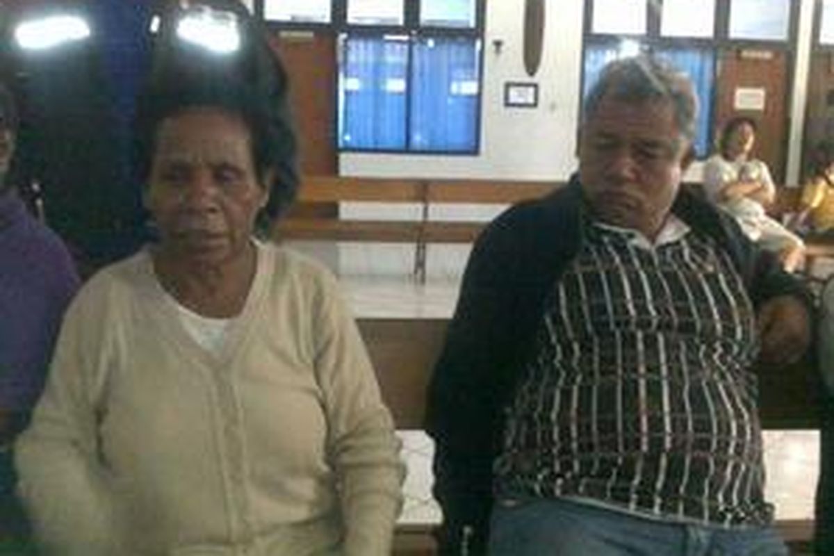 Mama Yosepha Alomang dan Pater John Jonga, Kamis (17/12), menunggu di RS Bhayangkara untuk melihat jasad Kelly Kwalik.