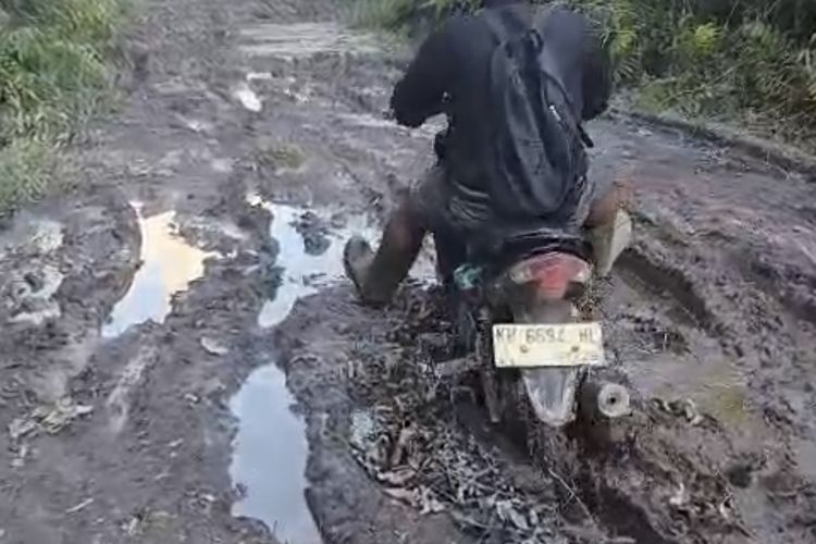 Derita Warga Soren Kotim, Berkali-kali Ganti Bupati Jalan Rusak Tak Diperbaiki