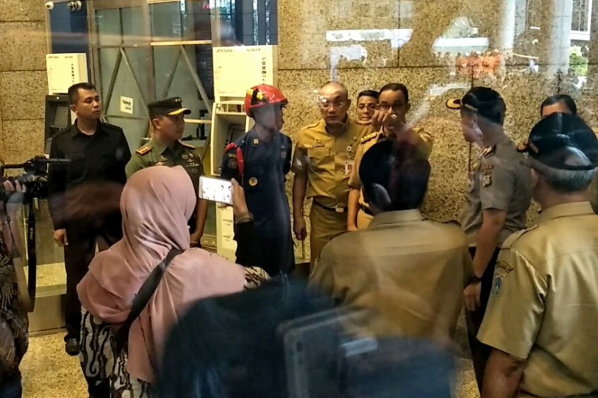 Gubernur DKI Jakarta Anies Baswedan meninjau TKP ambruknya mezanin gedung Bursa Efek Indonesia (BEI), Senin (15/1/2018).