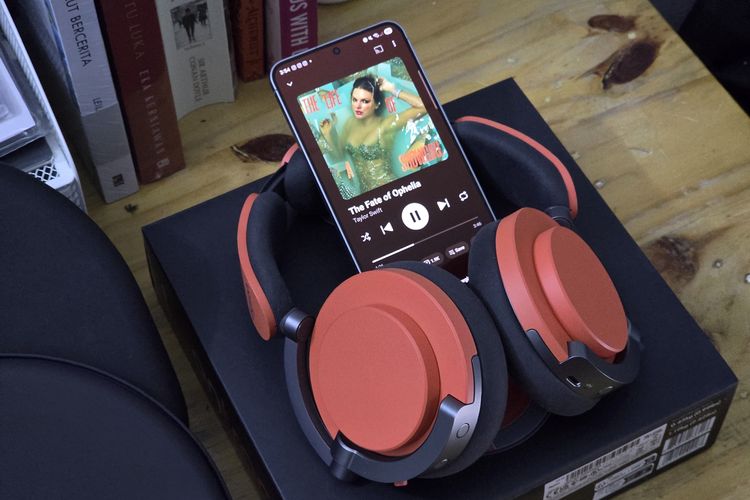 Dyson OnTrac, headphone over-ear premium yang dibanderol Rp 10 juta di Indonesia.