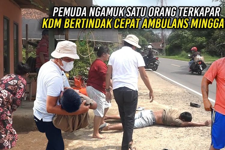 Dedi Mulyadi saat berusaha membantu pria yang terkapar di jalan akibat berkelahi dengan saudaranya di Desa Nagrak, Kecamatan Darangdan, Purwakarta, Jawa Barat, Jumat (17/12/2021).