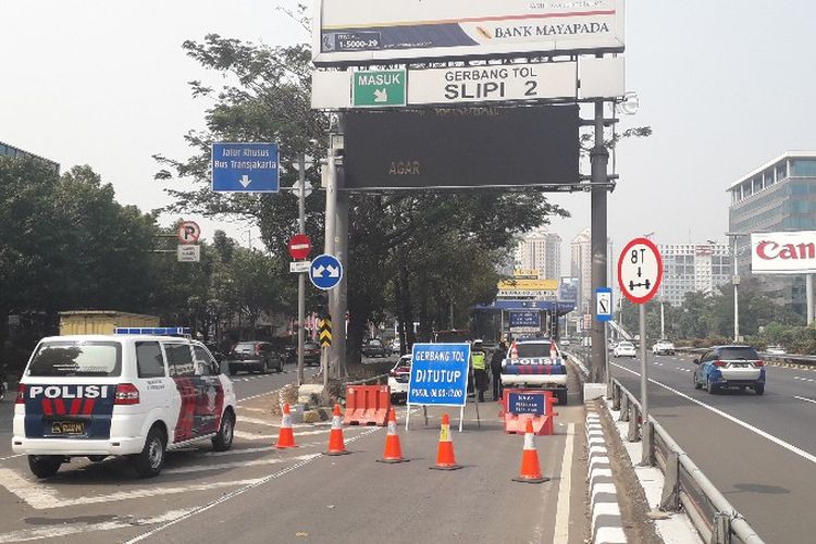 Gerbang Tol (GT) Slipi 2, Jakarta Barat, ditutup Rabu (1/8/2018). Penutupan itu dalam rangka sosialisasi manajemen lalu lintas Asian Games 2018 akan digelar pada 18 Agutustu - 2 September mendatang.