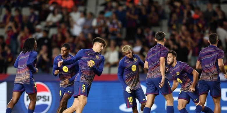 Bek Barcelona, Pau Cubarsi, dan penyerang Lamine Yamal beserta para pemain lain melakukan pemanasan jelang laga Liga Champions kontra PSG di Estadi Olimpic Lluis Companys pada 1 Oktober 2025.