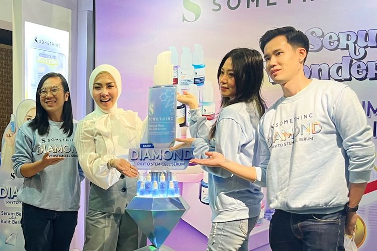 Momen peresmian launching produk serum terbaru Somethinc yakni Diamond Phyto Stem Cell dengan Brand Ambassador, Syahrini.