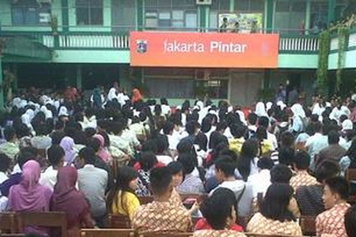 Ribuan siswa dari berbagai sekolah (SMA/SMK) se-Jakarta Utara tengah menunggu waktu pembagian Kartu Jakarta Pintar, di SMA Yappenda, Tanjung Priok, Jakarta Utara, Sabtu (1/12/2012).
