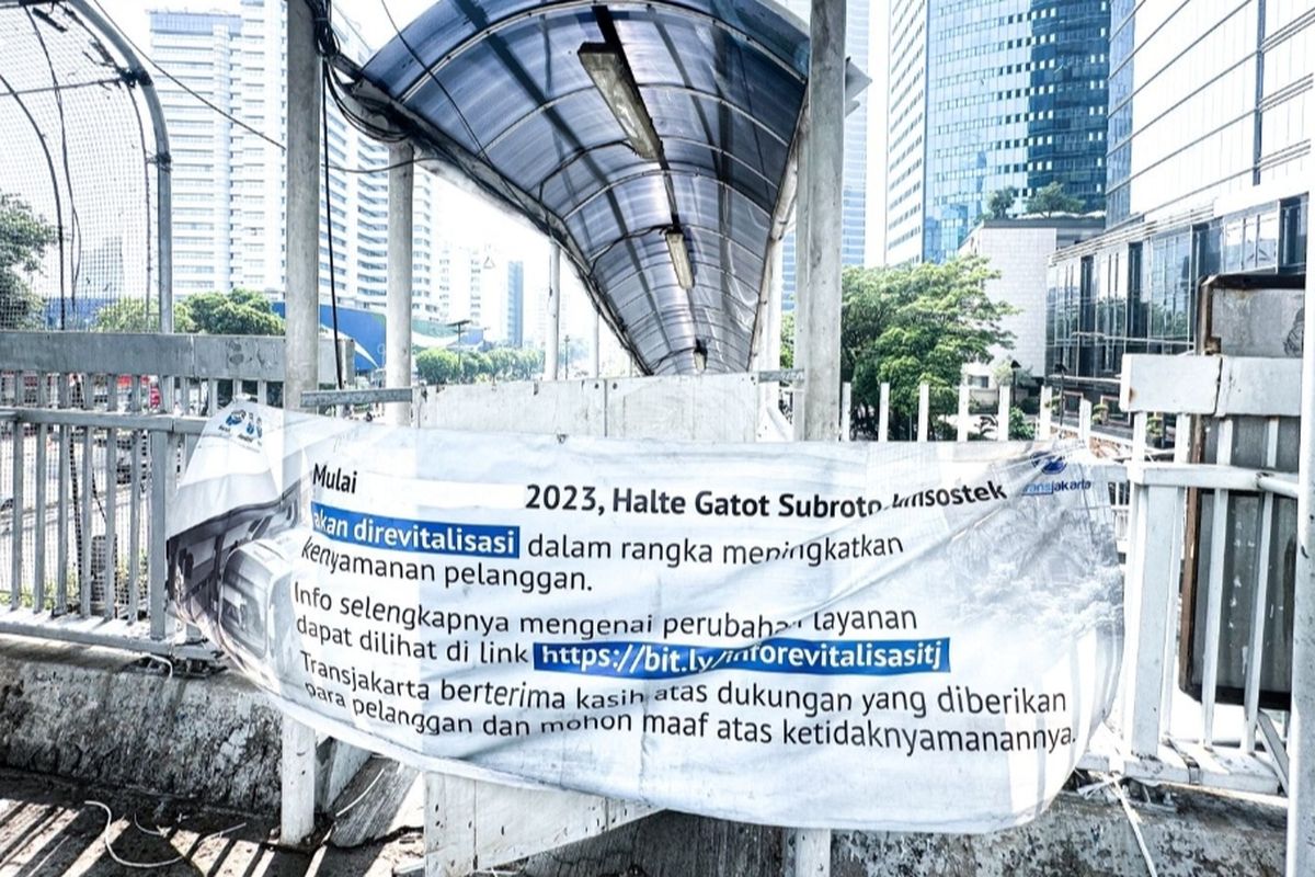 PT Transportasi Jakarta (Transjakarta) menyediakan bus setop di Jalan Gatot Subroto tepatnya di depan Gedung Jamsostek, Jakarta Selatan sejak Minggu (19/11/2023). Penyediaan fasilitas dilakukan karena halte transjakarta yang berada di lokasi itu tengah direvitalisasi.
