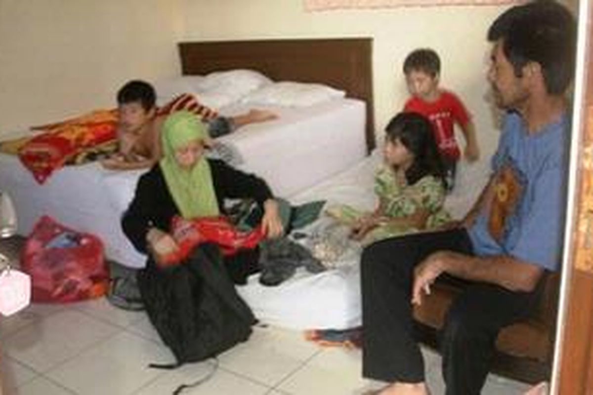 Beberapa imigran gelap asal afghanistan dan Sudan, yang terdampar di pesisir pantai wilayah Kabupaten Malang, Jawa Timur, saat diamankan di sebuah hotel Nugraha, saat akan dibawa ke Rundemin Bangil, Kabupaten Pasuruan, Senin (23/4/2012).