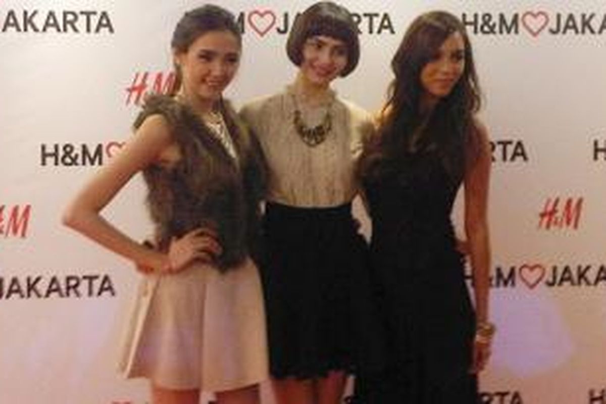 Tiga model Asia's Next Top Model pada acara H&M