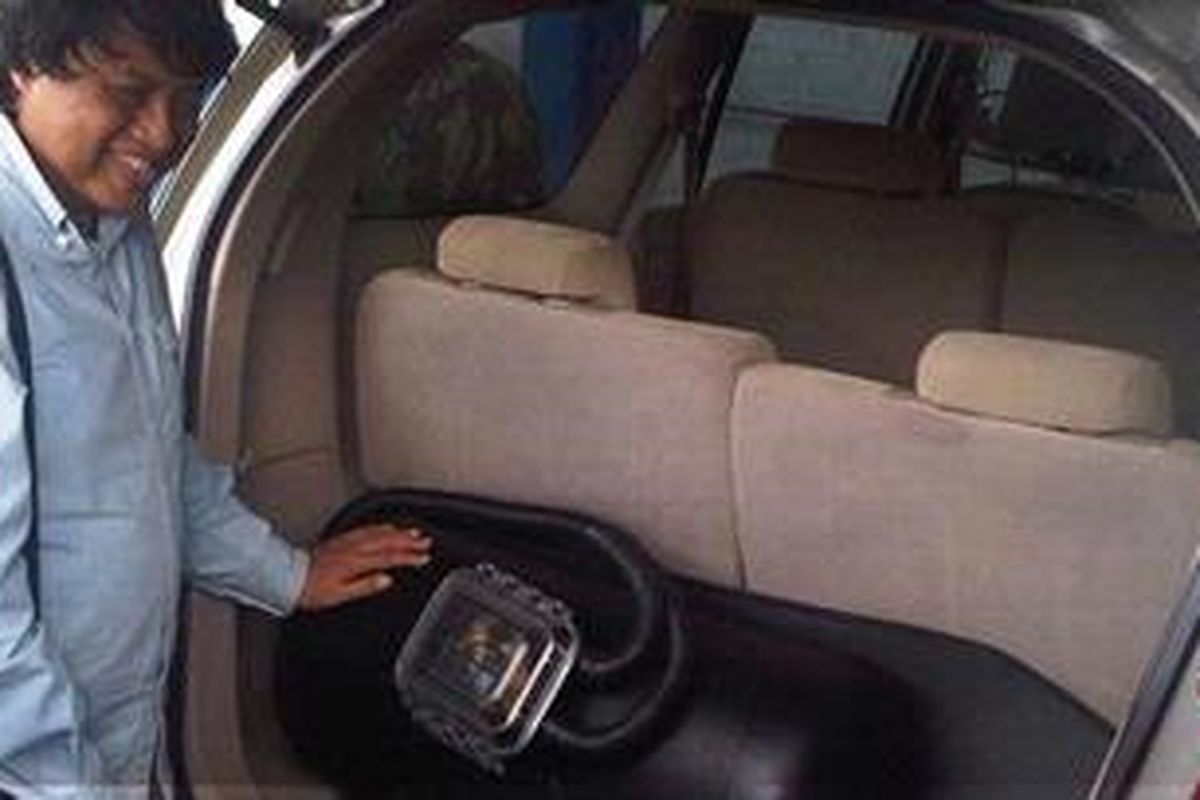 Wakil Menteri Energi dan Sumber Daya Mineral Widjajono Partowidagdo mengunjungi bengkel pemasangan alat konversi bahan bakar minyak ke bahan bakar gas, di Kompleks Tekno, BSD, Serpong, Tangerang Selatan, Kamis (12/2/2012). Pada kesempatan sama, Widjajono juga mengambil kendaraan dinasnya yang telah dipasang alat konversi. Pihaknya akan mendorong pemakaian BBG untuk mobil dinas sebagai komitmen pemerintah untuk mengurangi konsumsi BBM.