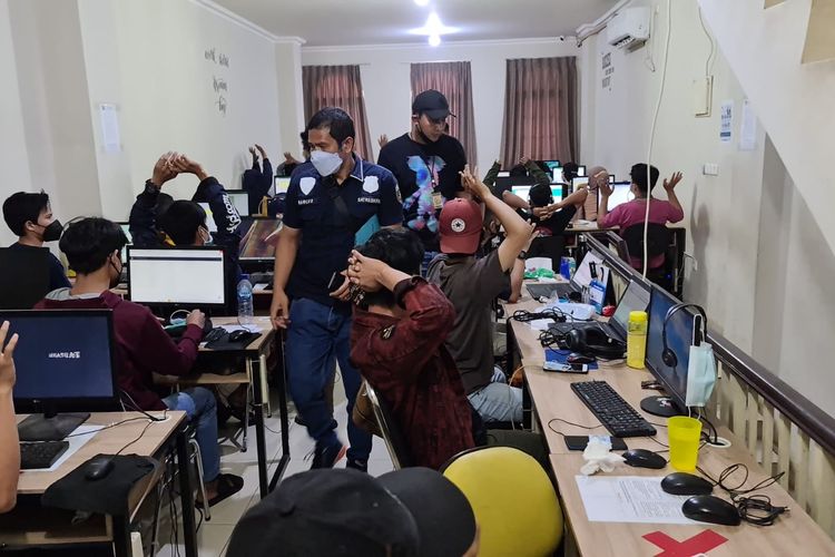 Polisi menggerebek sebuah ruko yang menjadi kantor pinjaman online ilegal di Jakarta Barat, Rabu (13/10/2021). Total 56 orang yang bekerja di ruko itu diamankan. 