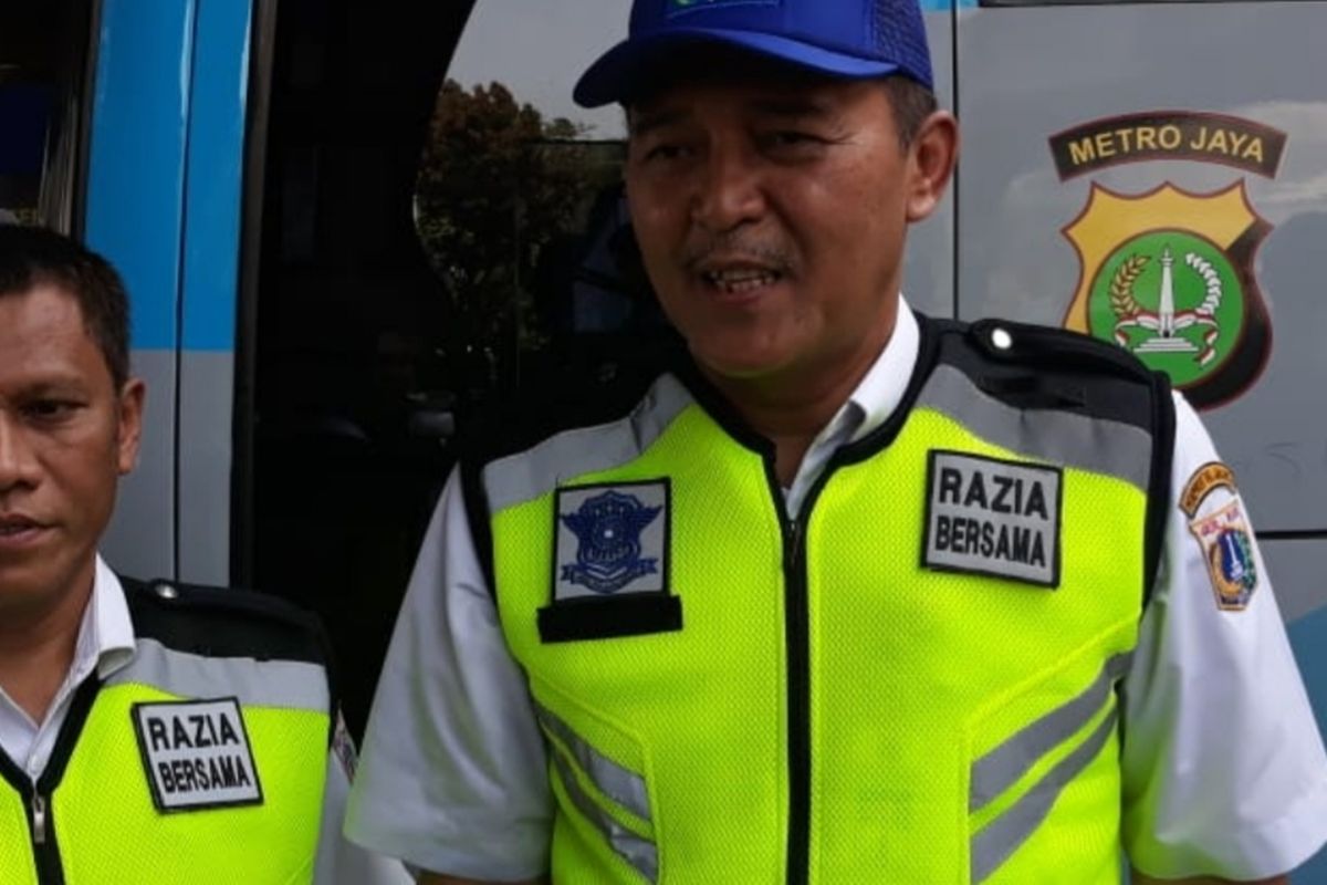 Kepala Unit Pelayanan Pajak Kendaraan Bermotor (PKB) dan Bea Balik Nama Kendaraan Bermotor (BBNKB) Jakarta Barat Joko Pujiyanto di bawah Flyover Tomang, Jakarta Barat, Jumat (1/11/2019) 