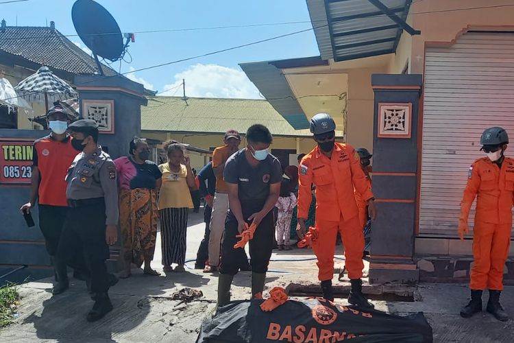 Petugas mengevakuasi mayat yang ditemukan di saluran air di Jalan Rajawali Kelurahan Seririt, Kecamatan Seririt, Kabupaten Buleleng, Provinsi Bali, Jumat (9/12/2022).