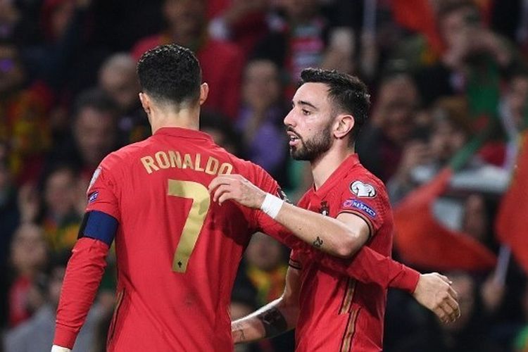 Bruno Fernandes (kanan) merayakan golnya bersama Cristano Ronaldo (kanan) pada laga playoff Kualifikasi Piala Dunia 2022 yang mempertemukan timnas Portugal vs Makedonia Utara, 29 Maret 2022. Terdekat, Ronaldo dan Bruno Fernandes akan terbang ke Qatar untuk membela timnas Portugal pada ajang Piala Dunia 2022.