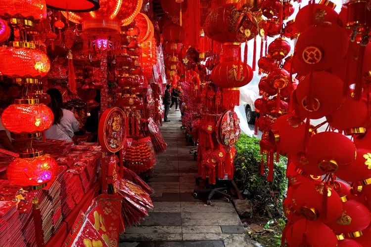Pedgaang ornamen imlek di kawasan Glodok mulai menjajakan dagangannya, Sabtu (17/1/2026).
