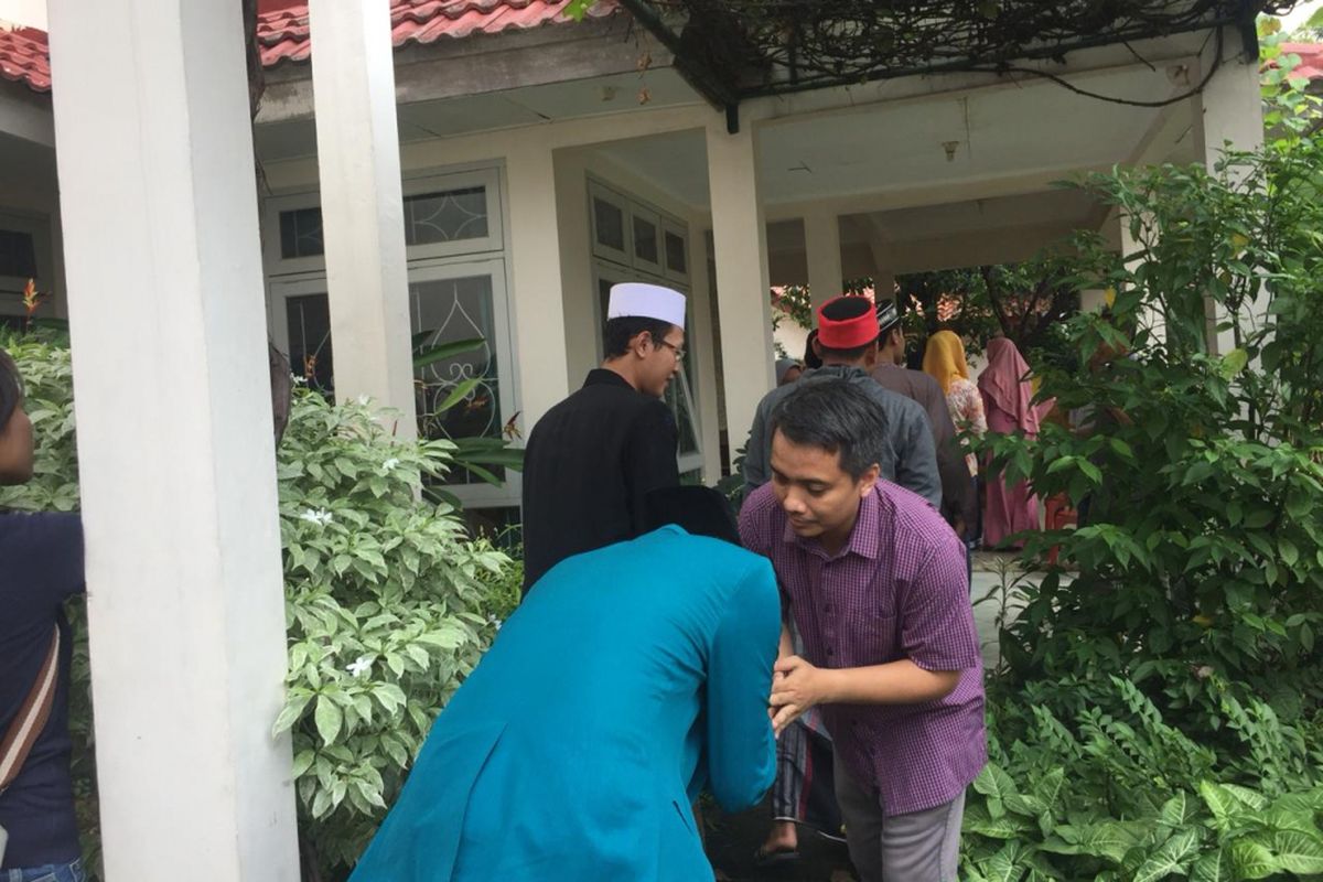 Aditya Wirawan (Baju garis-garis ungu yang sedang salaman), suami dari Yul Sulvianti, korban Lion Air JT 610. 