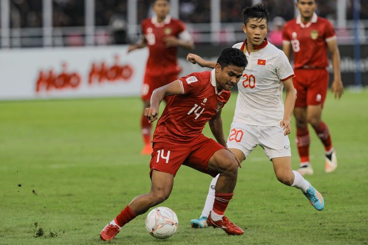 Pemain timnas Indonesia, Asnawi Mangkualam Bahar, menguasai bola saat bertanding melawan Vietnam pada leg pertama semifinal Piala AFF 2022 di Stadion Utama Gelora Bung Karno (SUGBK), Jakarta, Jumat (6/1/2023). Terkini, Indonesia dan Vietnam akan bersaing di Grup D Piala Asia 2023.
