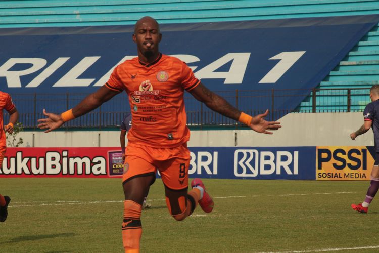 Striker Persiraja Banda Aceh, Paulo Henrique, melakukan selebrasi usai cetak gol ke gawang Persita Tangerang dalam pertandingan pekan ke-7 Liga 1 2021-2022, yang digelar di Stadion Moch Soebroto, Magelang, Jawa Tengah, Sabtu (16/10/2021) sore WIB.