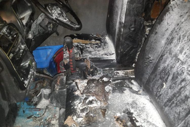 Mobil angkot yang terbakar saat melakukan pengisian BBM di SPBU Jalan A Yani, Kecamatan Seberang Ulu II Palembang, lantaran tak mematikan mesin.