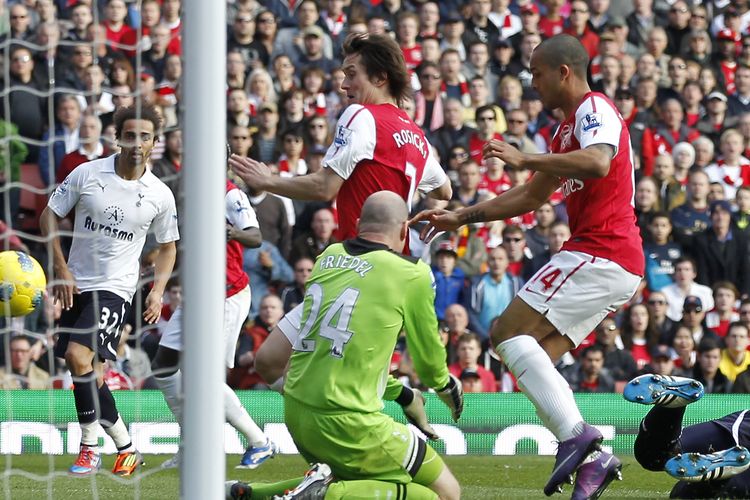 Gelandang Arsenal, Tomas Rosicky, mencetak gol ke gawang Tottenham dalam pertandingan Liga Inggris, 26 Februari 2012.