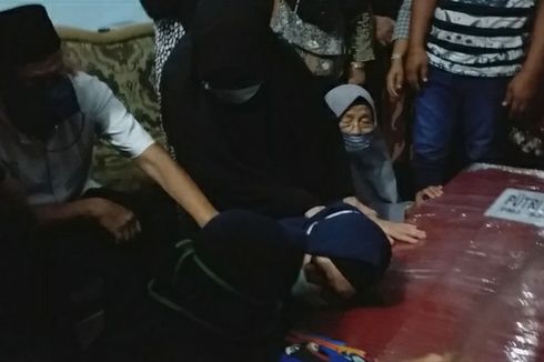 Ayah dan Ibu Tak Berhenti Menangis Sambil Peluk Peti Jenazah Putri, Korban Sriwijaya Air SJ 182