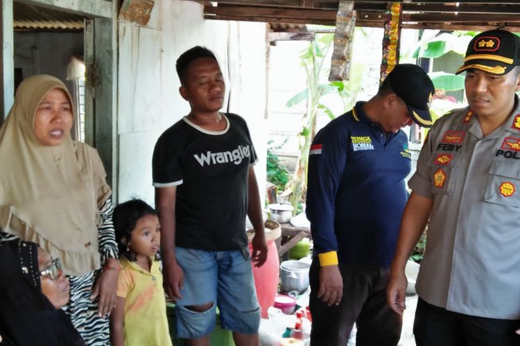 Kapolres Lamongan AKBP Feby DP Hutagalung (kanan) saat berkunjung ke rumah Juwariyah, Minggu (13/1/2019).