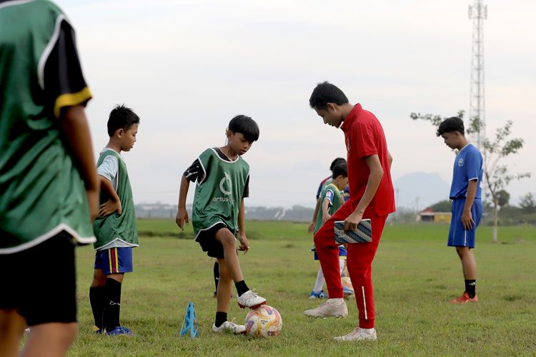 Mantan pemain timnas Indonesia Evan Dimas Darmono saat ini menjalankan profesi barunya, melatih anak-anak di SSB Saraswati Nuswantara yang berlatih di lapangan desa Mojoarum Tulungagung, Jawa Timur, Kamis (19/6/2025) sore.