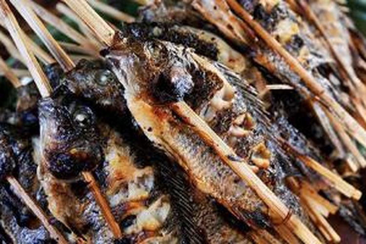 Ikan bakar menjadi satu-satunya menu yang disajikan di Rumah Makan Purnama di Desa Masbagik Utara, Kabupaten Lombok Timur, Nusa Tenggara Barat, Jumat (10/10/2014).