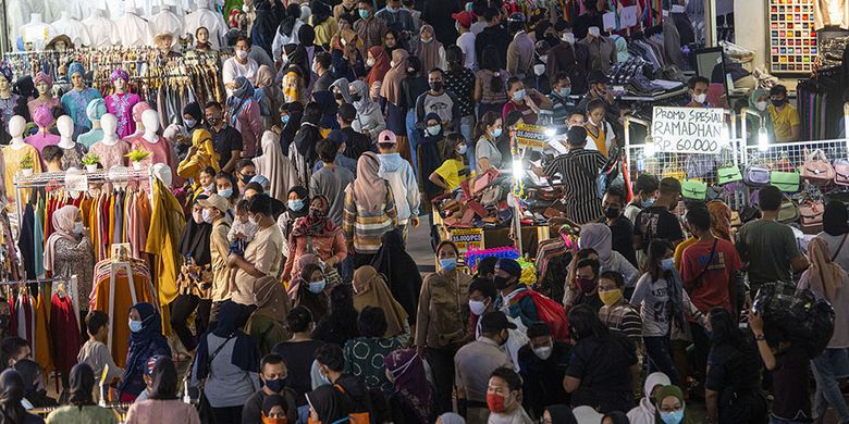 Sejumlah warga memadati Blok B Pusat Grosir Pasar Tanah Abang untuk berbelanja pakaian di Jakarta Pusat, Minggu (2/5/2021). Gubernur DKI Anies mengakui adanya lonjakan pengunjung di pusat tekstil terbesar se-Asia Tenggara tersebut, dari sekitar 35.000 pengunjung pada hari biasa menjadi sekitar 87.000 orang pada akhir pekan ini sehingga pihaknya menyiagakan sekitar 750 petugas untuk menjaga kedisiplinan protokol kesehatan untuk mencegah penularan COVID-19.