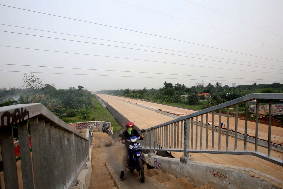 Proyek jalan tol Depok - Antasari (Desari) di Depok, Jawa Barat, , Sabtu (1/11/2017). Tol ini diharapkan mampu mengurai kepadatan di Tol Jagorawi serta jalur utama TB Simatupang dan Lenteng Agung. KOMPAS IMAGES/KRISTIANTO PURNOMO
