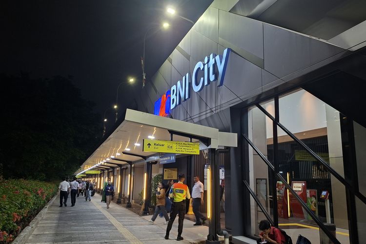 Pengguna KRL Puji Stasiun BNI City Lebih Luas, tapi Keluhkan Akses Peron yang Sempit