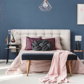 Ilustrasi kamar tidur dengan cat dinding warna biru. 