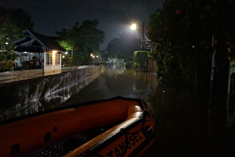 Perumahan di Pamulang Banjir Satu Meter, Warga Beli Makan Pakai Perahu Karet