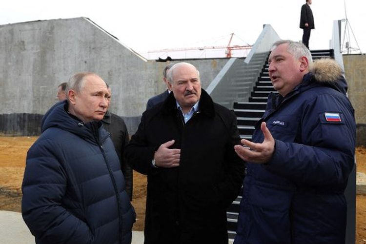 Kepala Roscosmos Dmitry Rogozin (kanan) memberikan penjelasan kepada Presiden Rusia Vladimir Putin (kiri) dan Presiden Belarusia Alexander Lukashenko (tengah) selama kunjungan mereka di kosmodrom Vostochny, sekitar 180 km utara Blagoveschensk, wilayah Amur, pada 12 April 2022. 