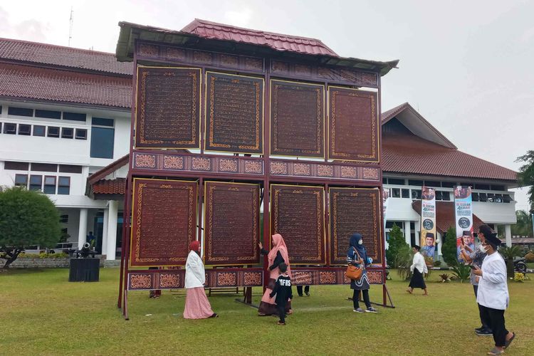 Mhusaf Alquran terbesar yang dibawa dari Palembang dipajang di halaman kantor gubernur Bangka Belitung, Kamis (28/4/2022).