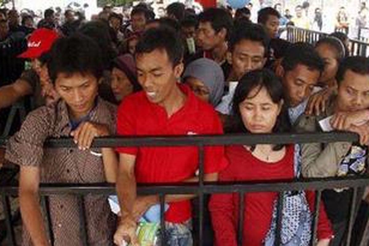 Para pemudik sedang antre tiket untuk bus mudik gratis di Istora Senayan, Jakarta Selatan, Rabu (15/8/2012). Memasuki musim arus mudik Lebaran beberapa perusahaan banyak yang memberikan jasa mudik gratis, umumnya bertujuan ke Jawa dan juga Sumatra. 