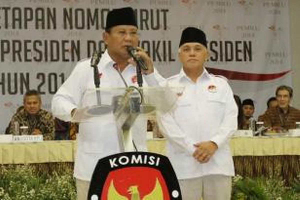 Pasangan capres dan cawapres Prabowo Subianto-Hatta Rajasa saat acara pengundian dan penetapan nomor urut untuk pemilihan presiden Juli mendatang di kantor KPU, Jakarta Pusat, 1 Juni 2014. Pasangan Prabowo-Hatta mendapatkan nomor urut satu sedangkan Jokowi-Jusuf Kalla nomor urut dua.