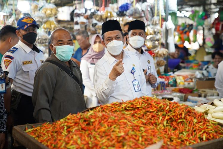 Kepala Dinas Pangan, Pertanian dan Peternakan Kota Pontianak, Kalimantan Barat (Kalbar) Bintoro menerangkan, kenaikan harga cabai local dan sejumlah komoditas lain dipengaruhi faktor cuaca, utamanya banjir. Bintoro menyebut, harga cabai lokal di pasaran bervariasi, mulai dari yang warna hijau berkisar harga Rp 40.000 per kilogram, warna campuran merah dan hijau Rp 65.000 per kilogram dan cabai merah ya Rp 100.000 sampai Rp 120.000 per kilogram.