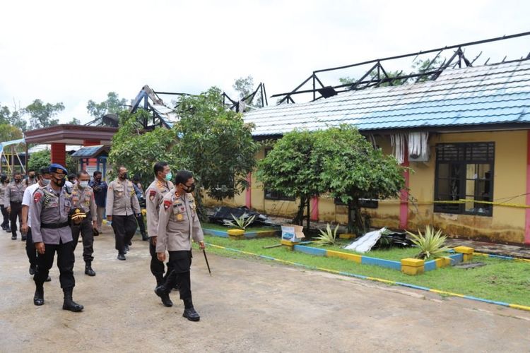 Kaltim Irjen Pol Herry Rudolf Nahak (depan) saat meninjau lokasi kebakaran Gedung Subdit Gakkum Direktorat Polairud Polda Kaltim di Jalan Abdul Wahab Sjahrani, RT 85 Kelurahan Muara Rapak, Balikpapan Utara, Rabu (7/10/2020). 