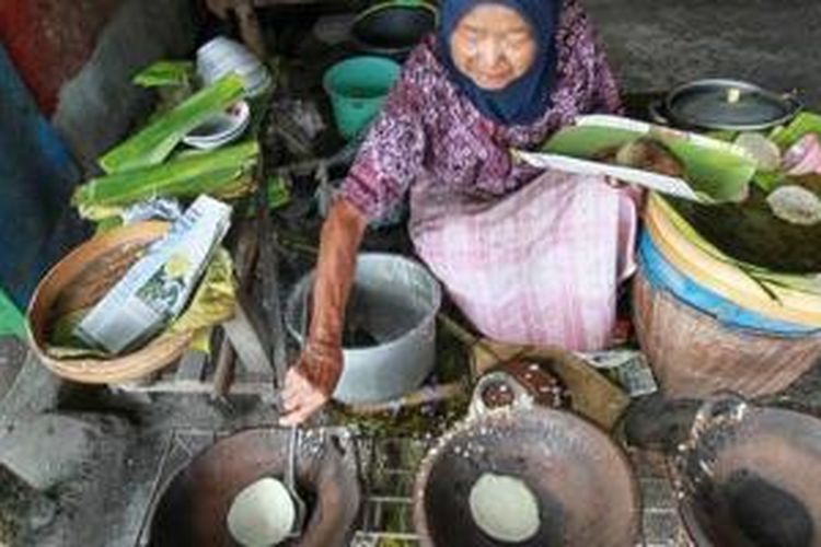 Mbah Tini, penjual serabi di Ponorogo.