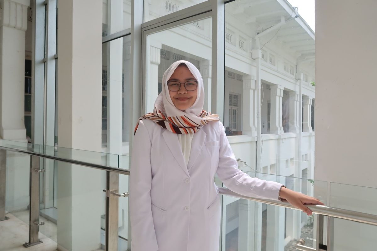 Mahasiswi Fakultas Kedokteran Universitas Indonesia (FKUI) angkatan 2016, Adriana Viola Miranda, yang tergabung dalam tim bernama AMIGO, berhasil menjuarai kompetisi internasional bertajuk MIT COVID-19 Challenge: Latin America vs COVID-19, pada kategori ?Track B. New Ways to Deliver Care in a COVID-19 World?. 
