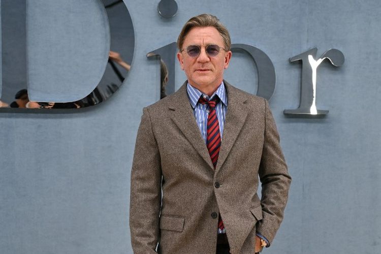 Aktor Inggris, Daniel Craig menghadiri fashion show koleksi Dior Men untuk musim semi/musim panas 2026 saat Paris Fashion Week, Jumat (27/6/2025), di Perancis.