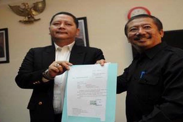 Bambang DH (kanan)  menyerahkan surat pengunduruan diri sebagai Wakil Walikota Surabaya kepada Wakil Ketua DPRD Surabaya Wisnu Sakti Buana di Kantor DPRD Kota Surabaya, Jawa Timur, Senin (6/5/2013). Bambang DH mengundurkan diri untuk maju dalam Pemilihan Gubernur Jawa Timur 2013. 
