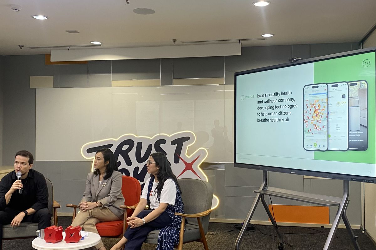 (Ki-ka) Co-founder & CEO NAFAS Indonesia Nathan Roestandy, Consumer Banking Director PT Bank DBS Indonesia Melfrida Gultom, dan VP of Impact Beyond Banking PT Bank DBS Indonesia Riany Agustina berbincang-bincang dalam acara media briefing bersama Bank DBS Indonesia dan NAFAS di Jakarta, Selasa (20/8/2024).